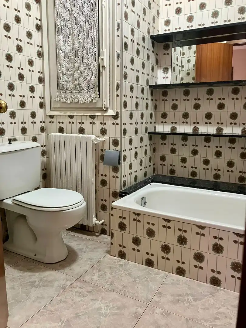 Bany de Casa o xalet en venda en Olot amb Calefacció, Terrassa i Balcó