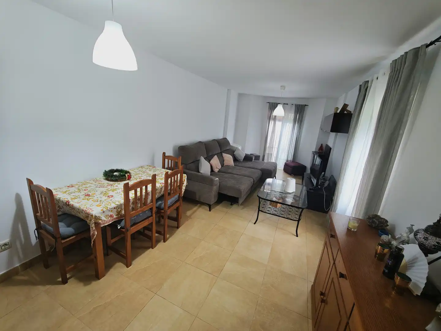 Sala d'estar de Casa adosada en venda en Lebrija amb Aire condicionat, Moblat i Forn