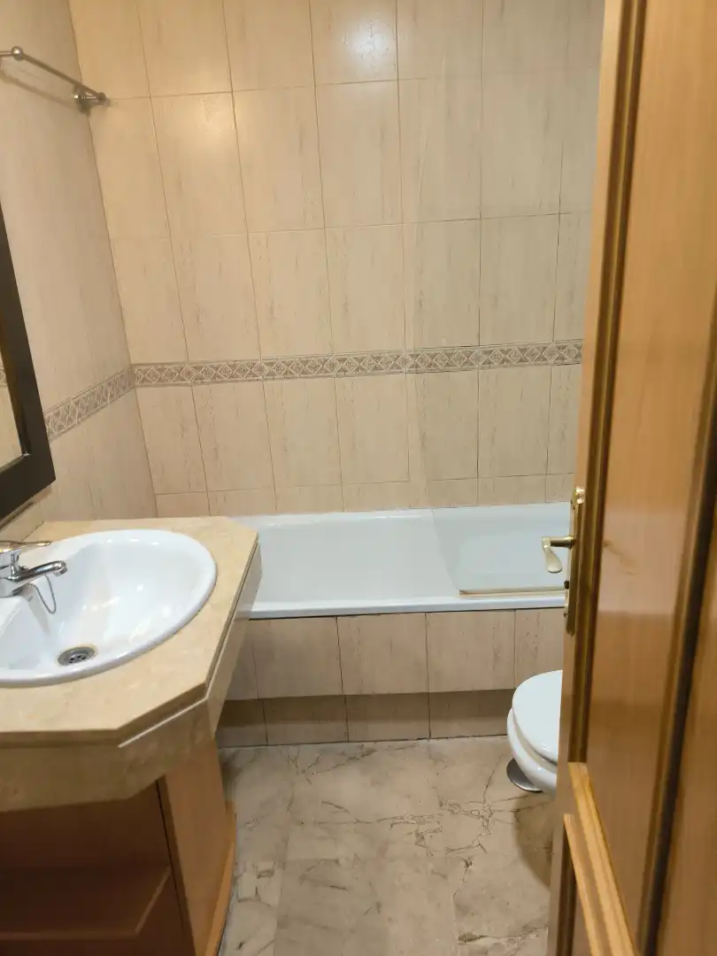 Bathroom of Flat for sale in Sevilla  with Air Conditioner, Heating and Terrace