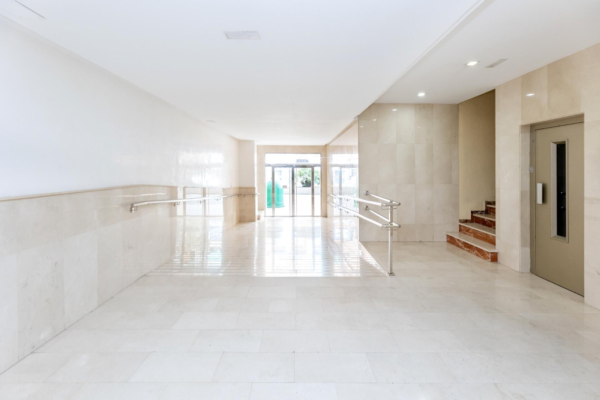 Flat for sale in  Granada Capital  with Air Conditioner and Heating