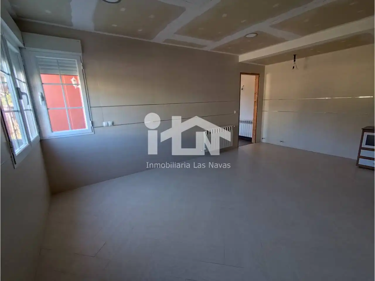 Sala d'estar de Casa o xalet en venda en Las Navas del Marqués  amb Calefacció, Jardí privat i Terrassa