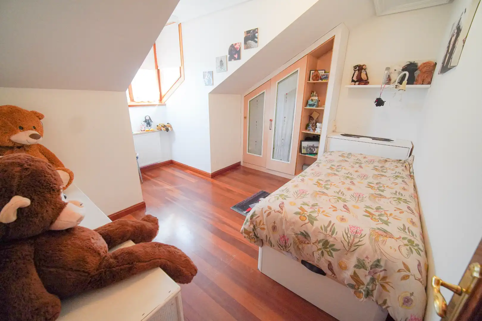 Schlafzimmer von Dachboden zum Verkauf in Avilés mit Heizung, Parkett und Terrasse
