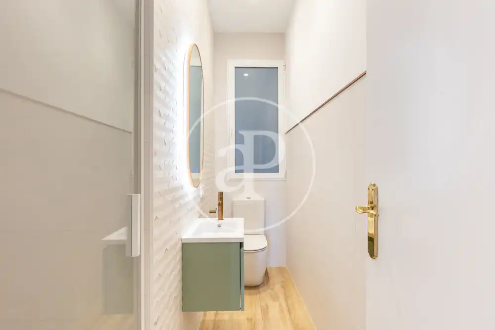 Bathroom of Flat for rent in Valencia  with Air Conditioner, Heating and Balcony