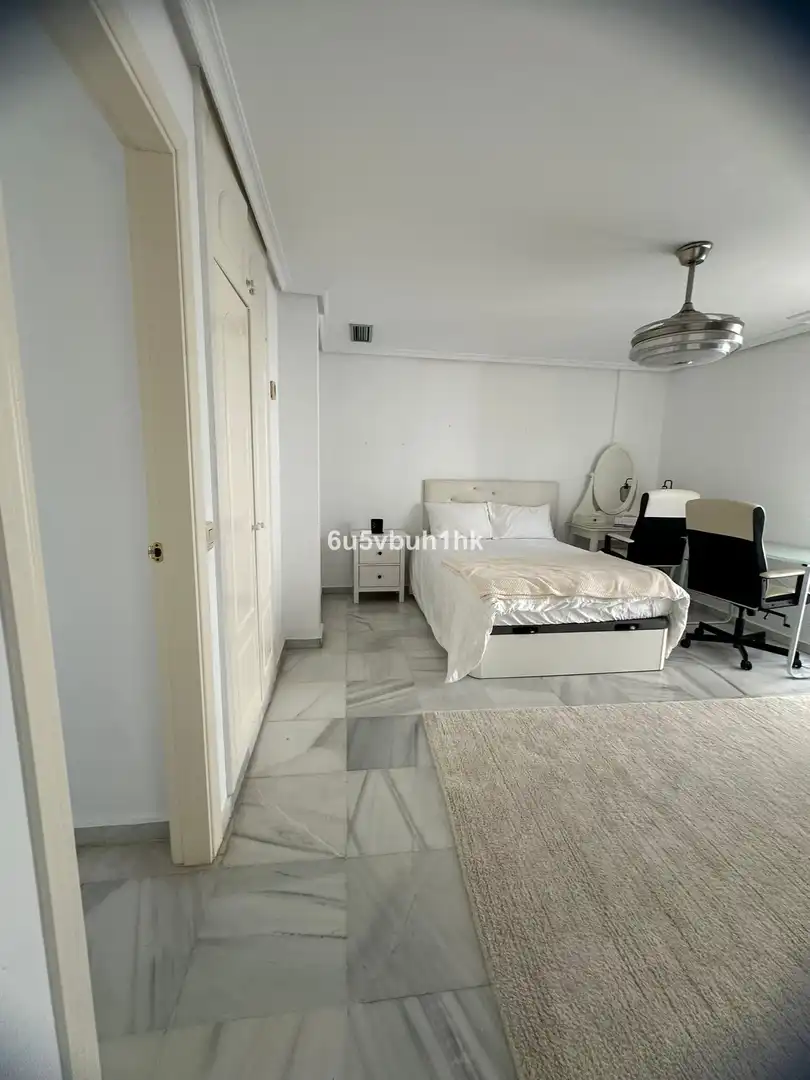 Dormitori de Casa adosada de lloguer en Marbella amb Aire condicionat, Jardí privat i Piscina