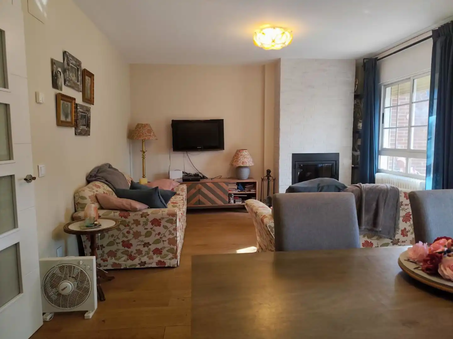 Sala d'estar de Casa adosada en venda en Valladolid amb Calefacció, Parquet i Piscina comunitària