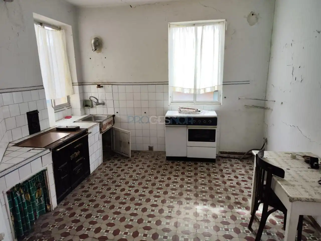 Cuina de Casa o xalet en venda en León Capital  amb Jardí privat i Traster