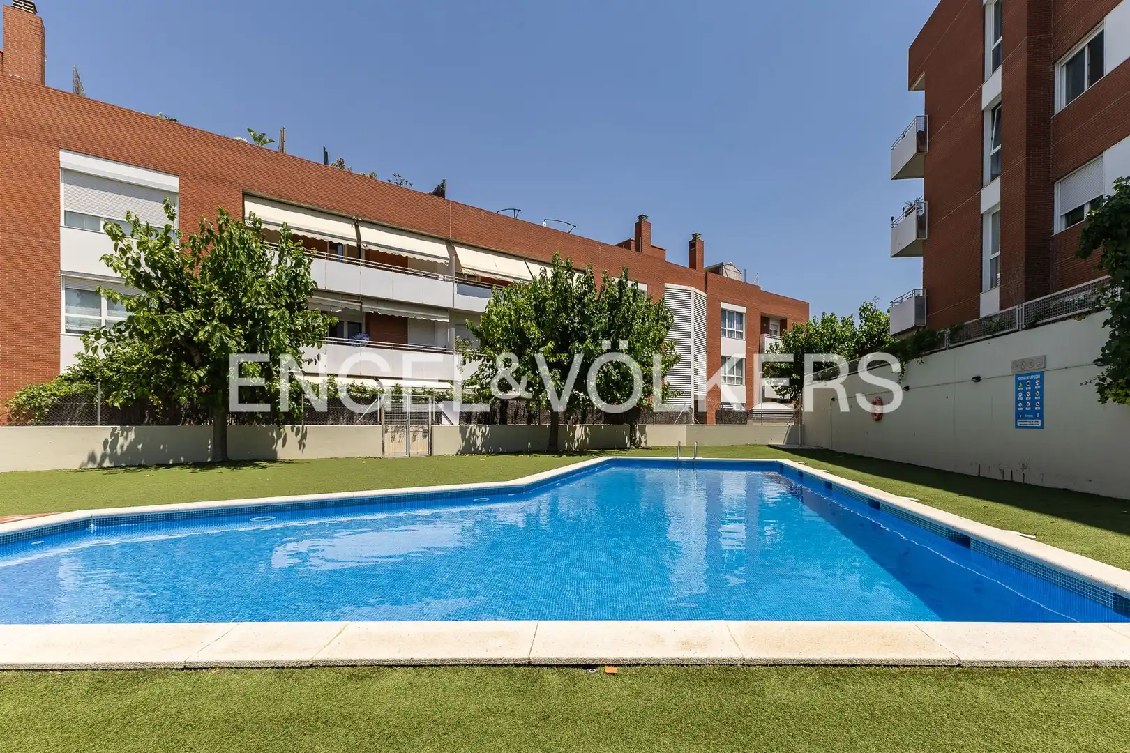 Piscina de Dúplex en venta en Montgat con Aire acondicionado, Calefacción y Jardín privado