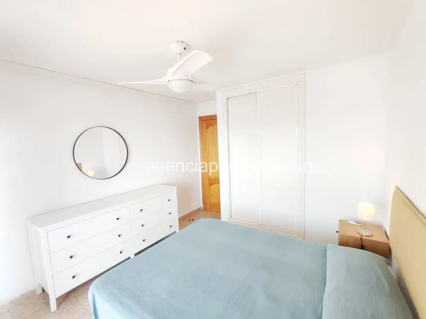 Dormitori de Apartament de lloguer en Benidorm amb Aire condicionat, Calefacció i Terrassa