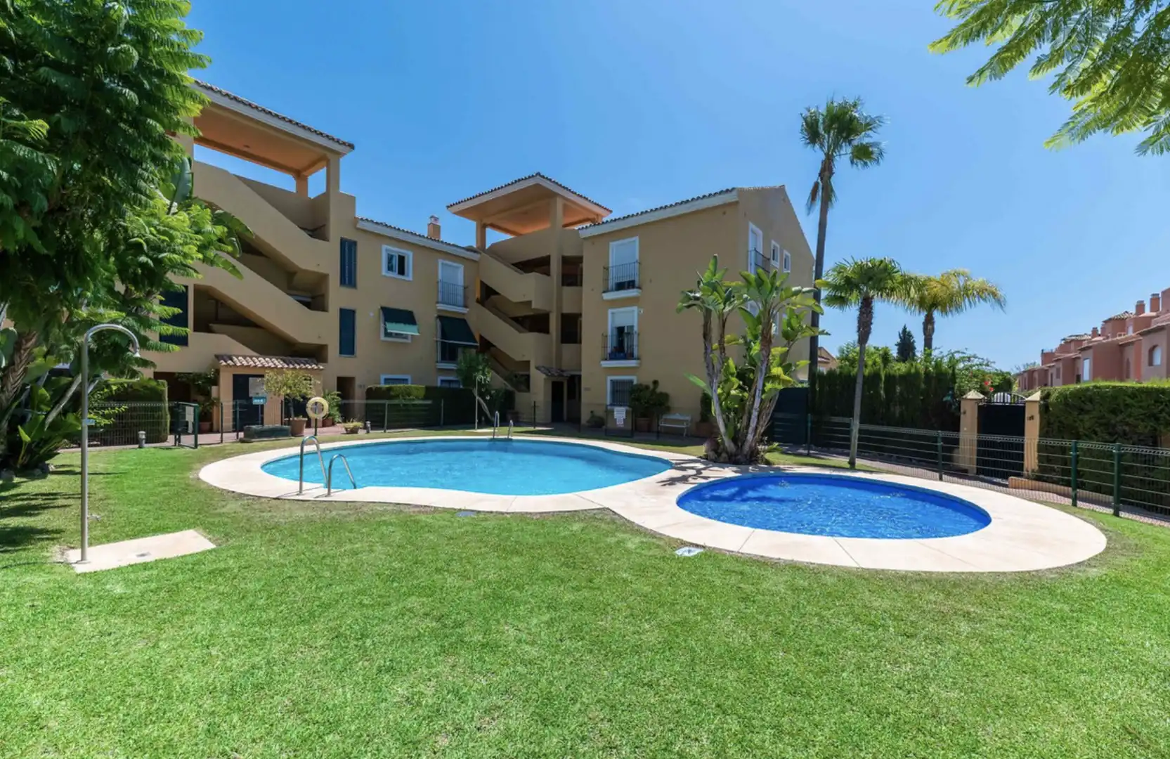 Vista exterior de Apartamento en venta en Estepona con Aire acondicionado, Calefacción y Terraza