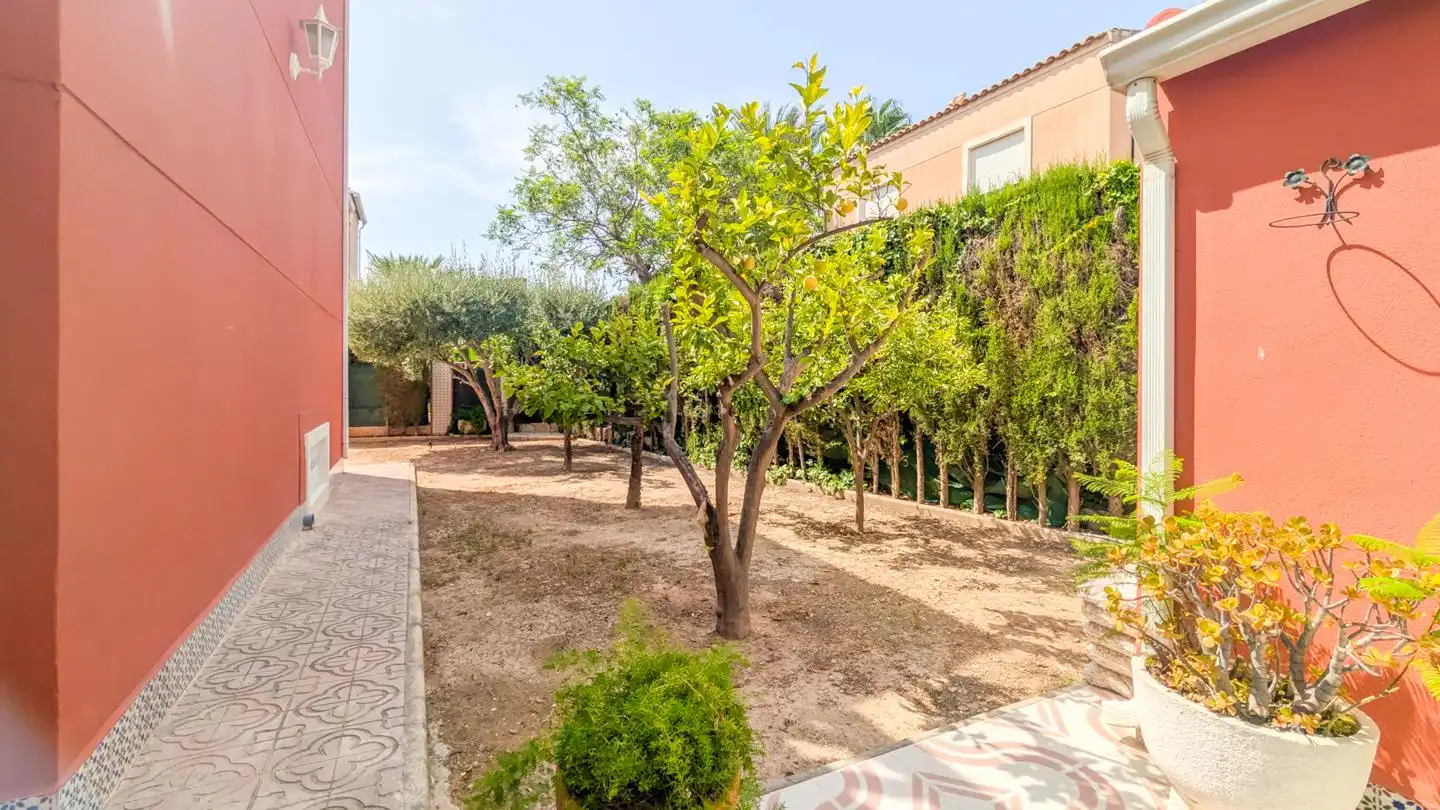 Jardí de Casa o xalet en venda en Elche / Elx amb Aire condicionat, Jardí privat i Terrassa