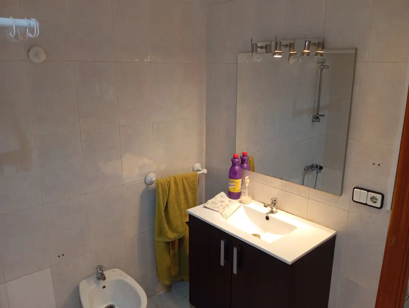 Badezimmer von Wohnung zur Miete in Elche / Elx mit Klimaanlage, Ofen und Balkon