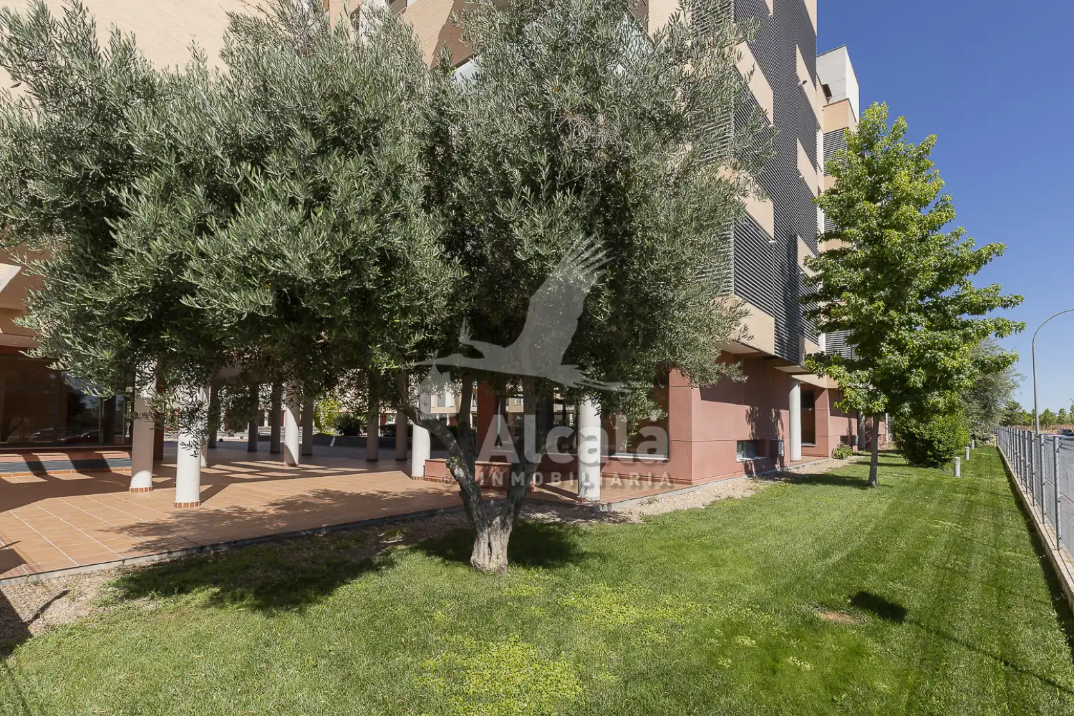 Außenansicht von Wohnung zum Verkauf in Alcalá de Henares mit Klimaanlage, Heizung und Privatgarten
