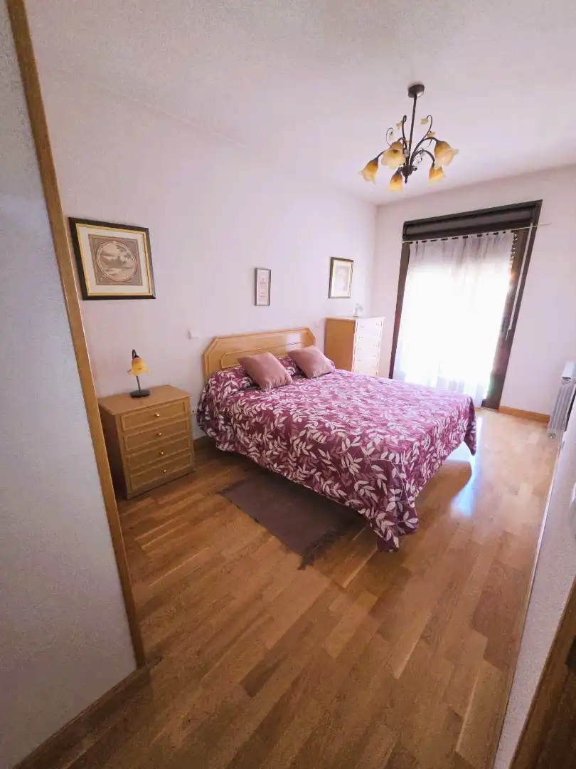 Dormitori de Pis en venda en Madrid amb Calefacció, Terrassa i Moblat