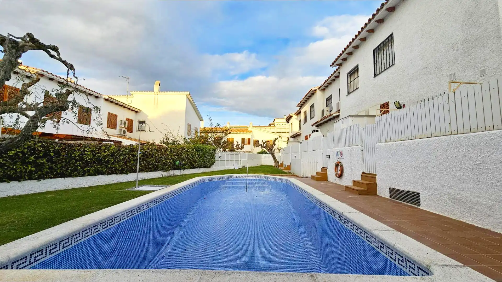 Schwimmbecken von Einfamilien-Reihenhaus zum Verkauf in El Vendrell mit Gemeinschaftspool