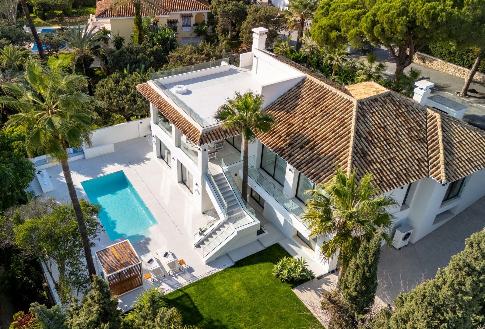 Vista exterior de Casa o xalet en venda en Marbella amb Aire condicionat, Jardí privat i Terrassa
