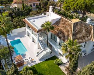 Vista exterior de Casa o xalet en venda en Marbella amb Aire condicionat, Jardí privat i Terrassa