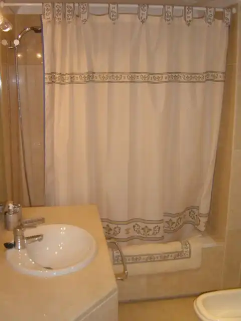 Baño de Apartamento de alquiler en Marbella con Terraza, Trastero y Piscina comunitaria