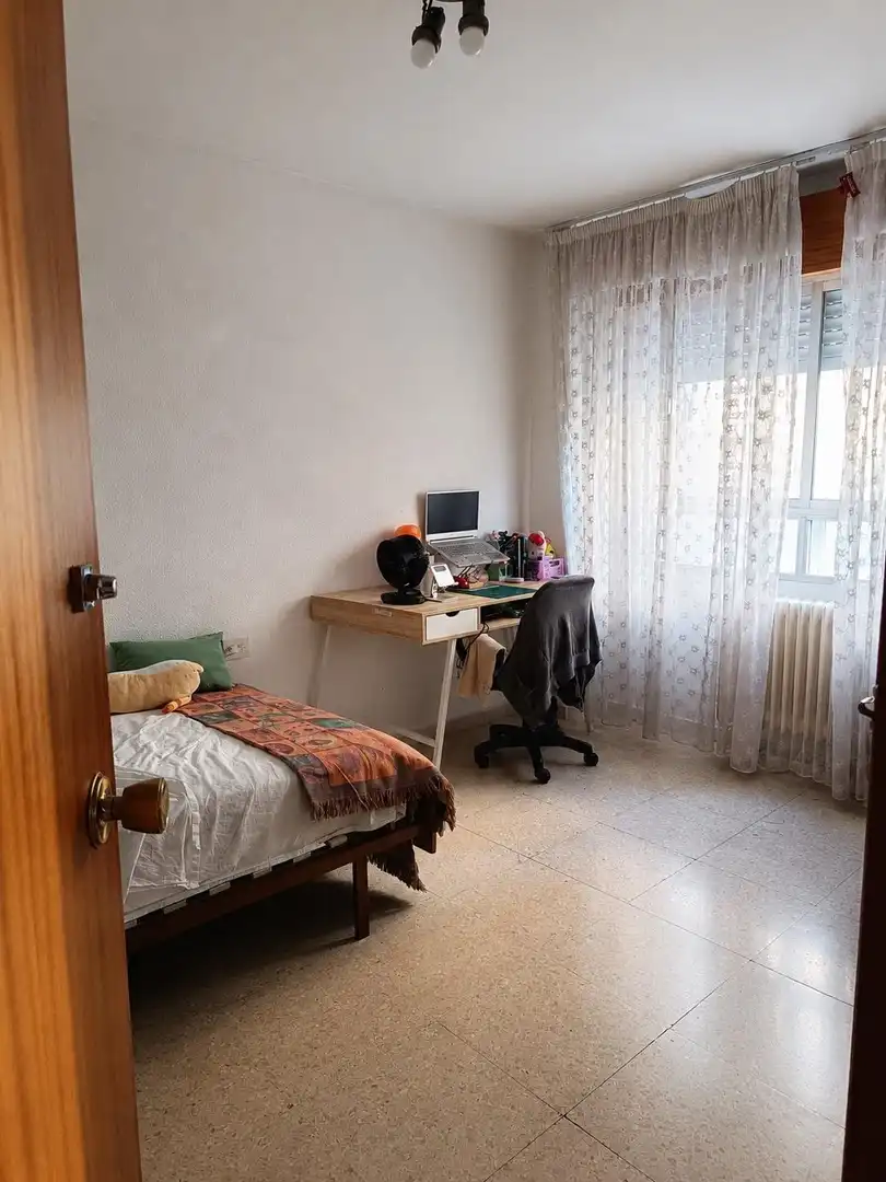 Habitación de Piso de alquiler en Granada con Terraza y Amueblado