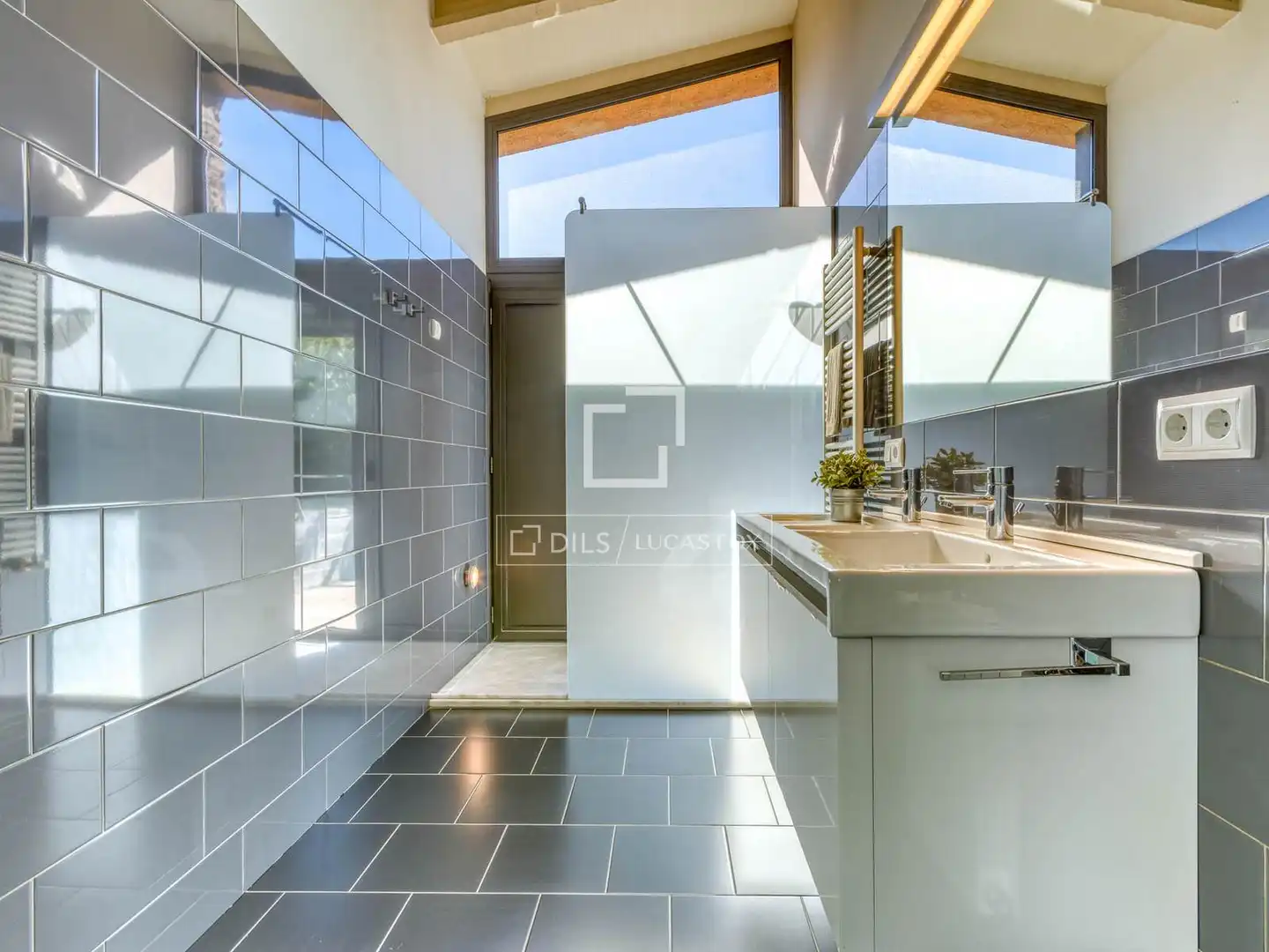 Baño de Finca rústica en venta en Boadella i les Escaules con Calefacción, Jardín privado y Terraza