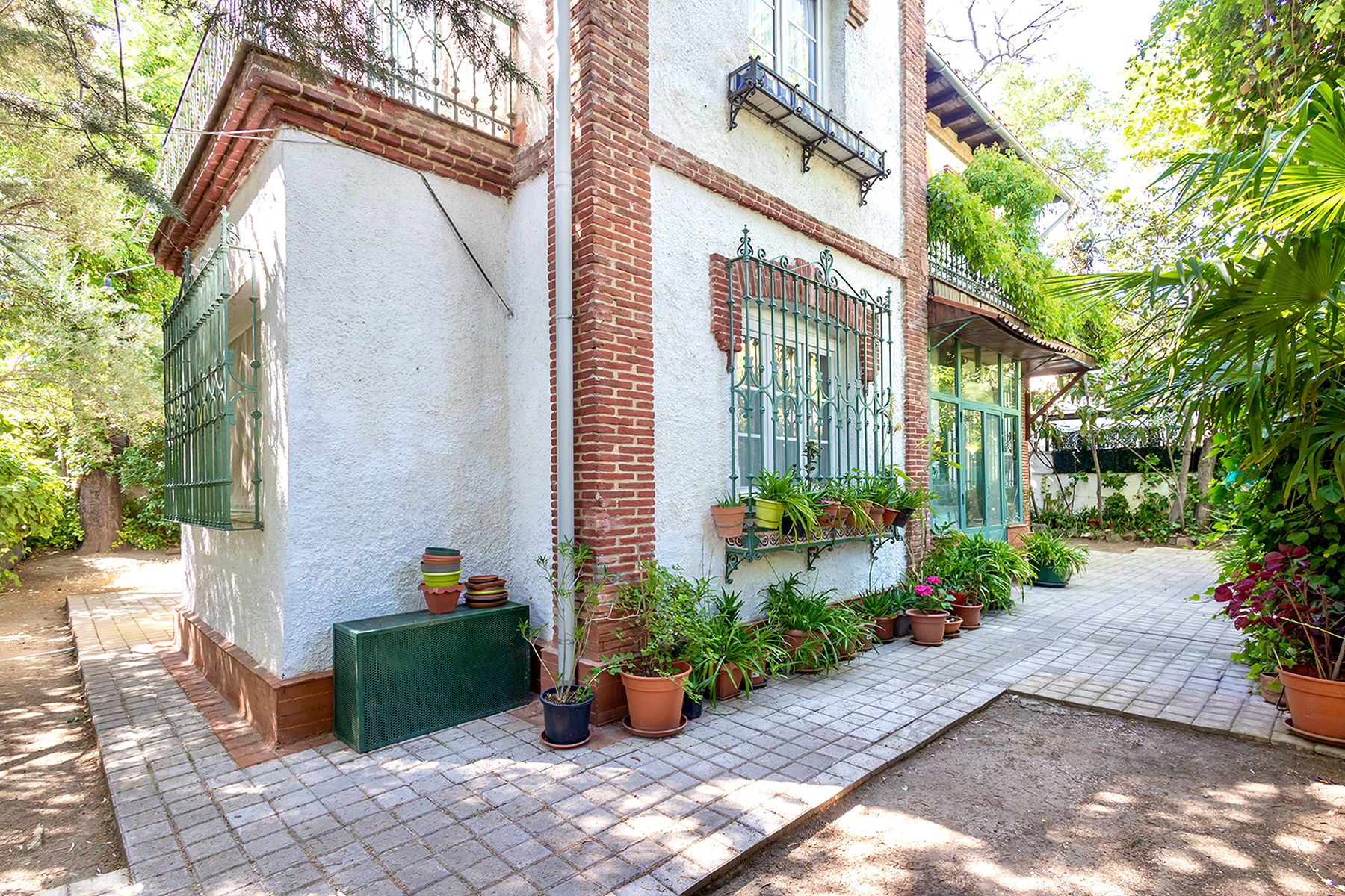 Vista exterior de Casa o xalet en venda en  Madrid Capital amb Jardí privat, Terrassa i Traster