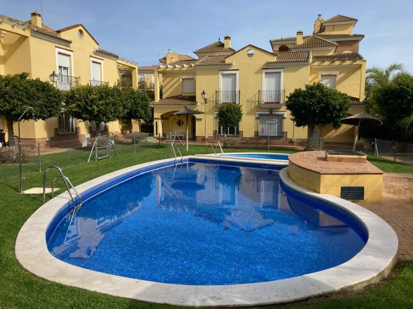 Casa aparellada amb terrassa en venda a Vistahermosa - Fuentebravía