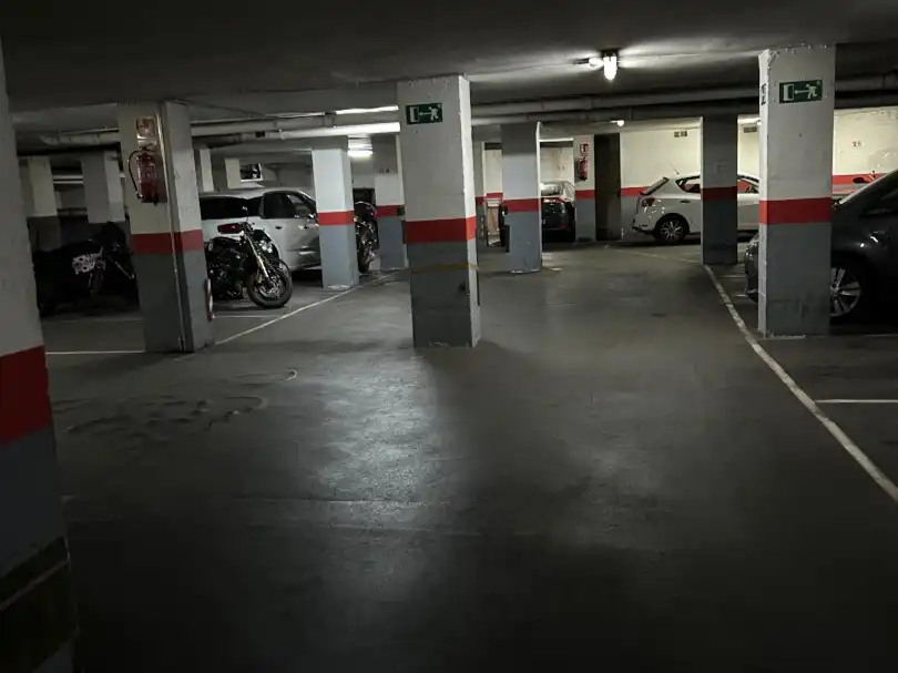 Parkplatz von Garage zur Miete in Barcelona mit Alarm
