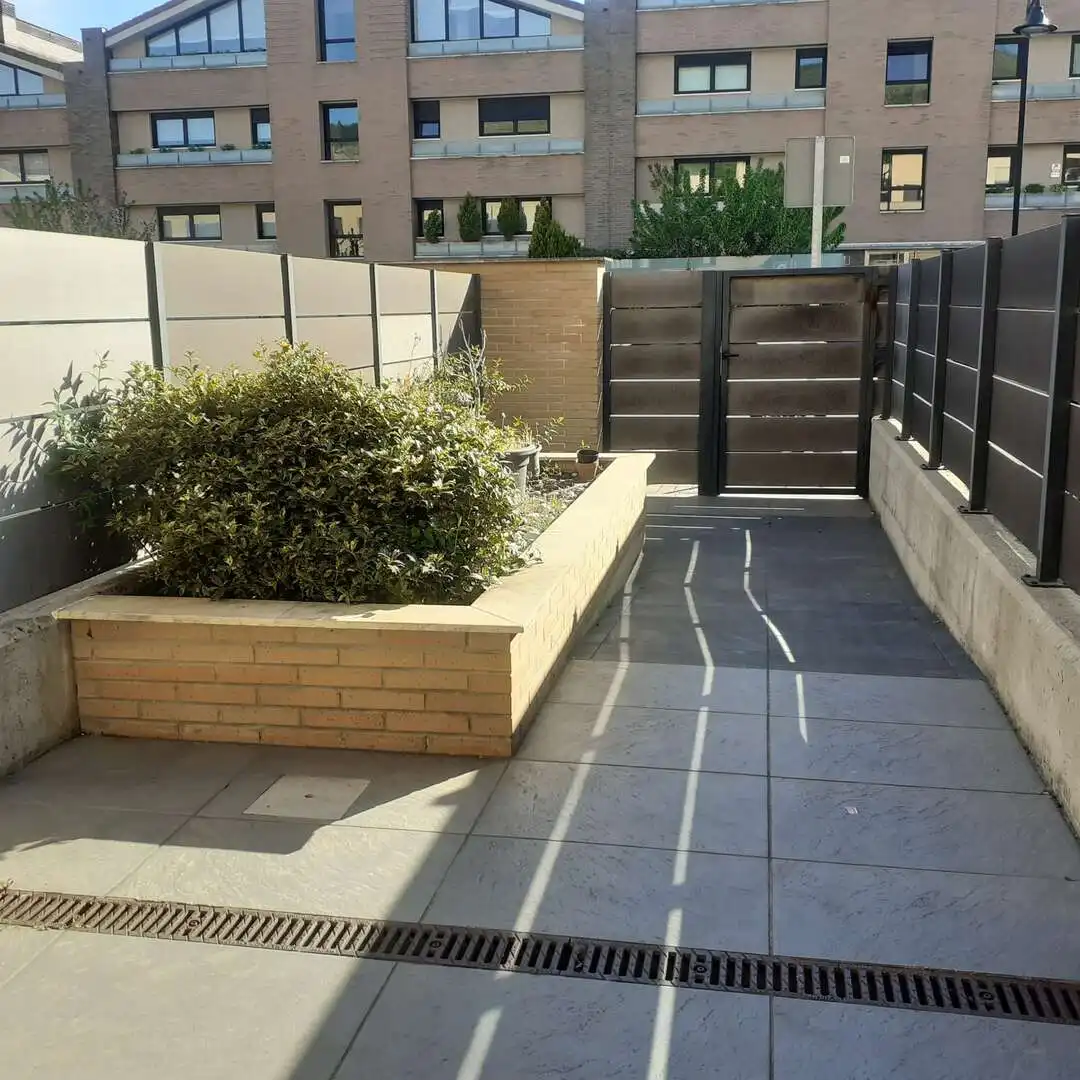 Terrasse von Einfamilien-Reihenhaus zum Verkauf in Esteribar mit Heizung, Privatgarten und Terrasse