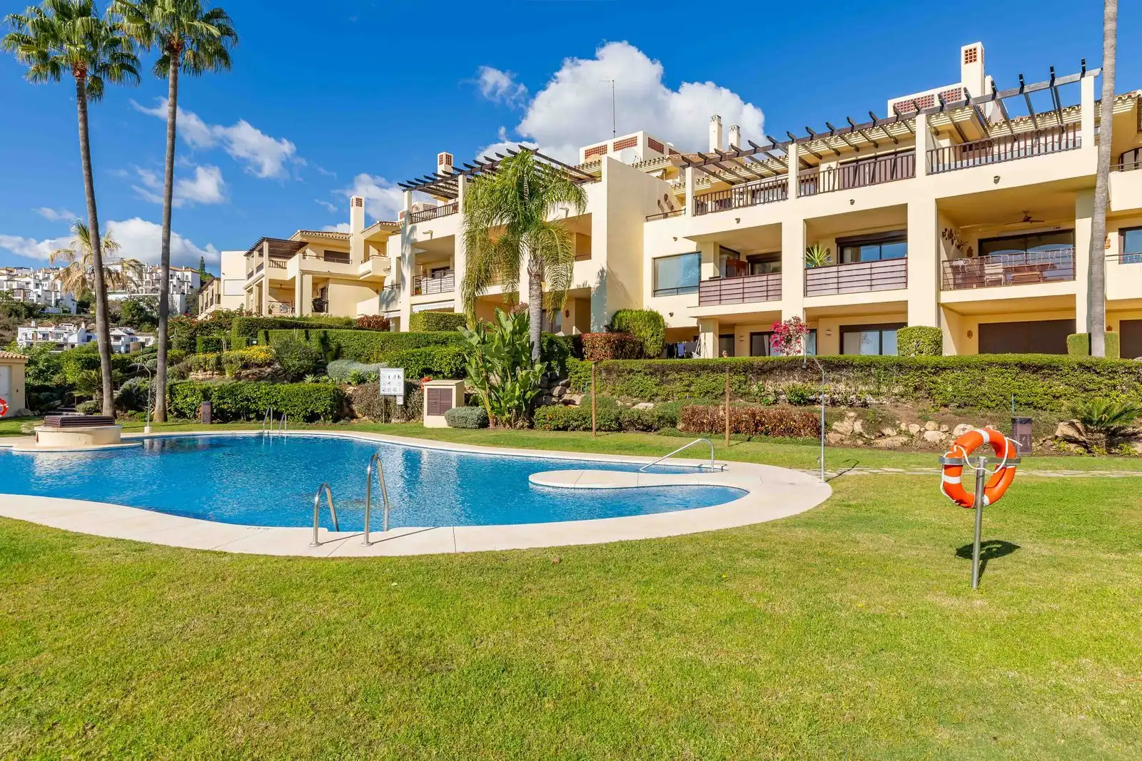Jardí de Dúplex en venda en Benahavís amb Aire condicionat, Terrassa i Piscina comunitària