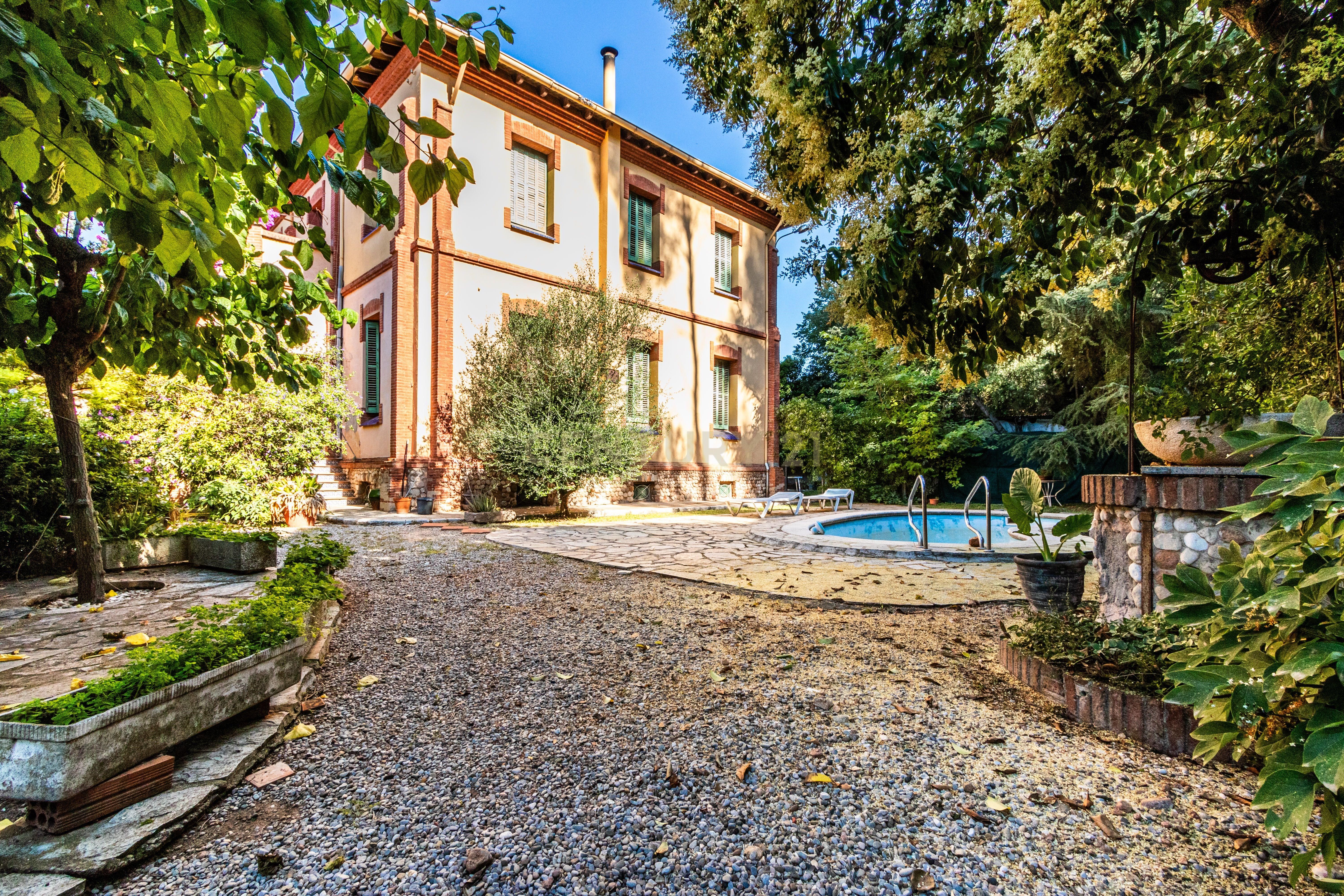 Exterior view of House or chalet for sale in Castellar del Vallès  with Terrace and Swimming Pool