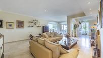 Sala d'estar de Apartament en venda en Marbella amb Aire condicionat i Piscina