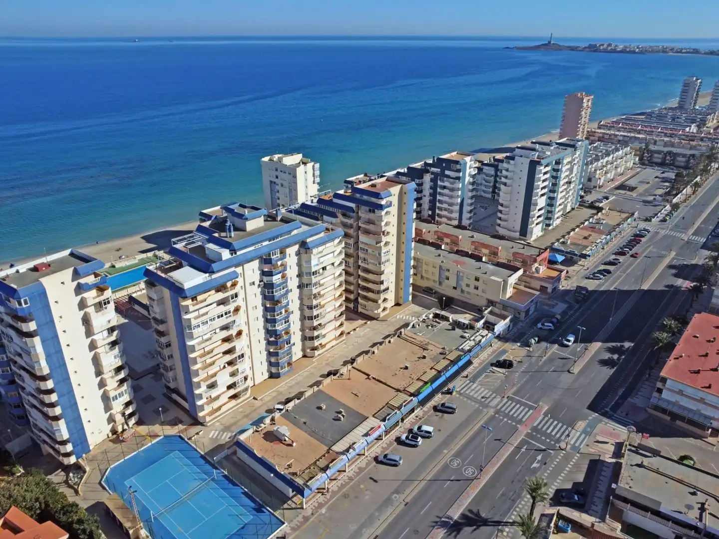 Vista exterior de Piso en venta en La Manga del Mar Menor con Terraza y Piscina comunitaria