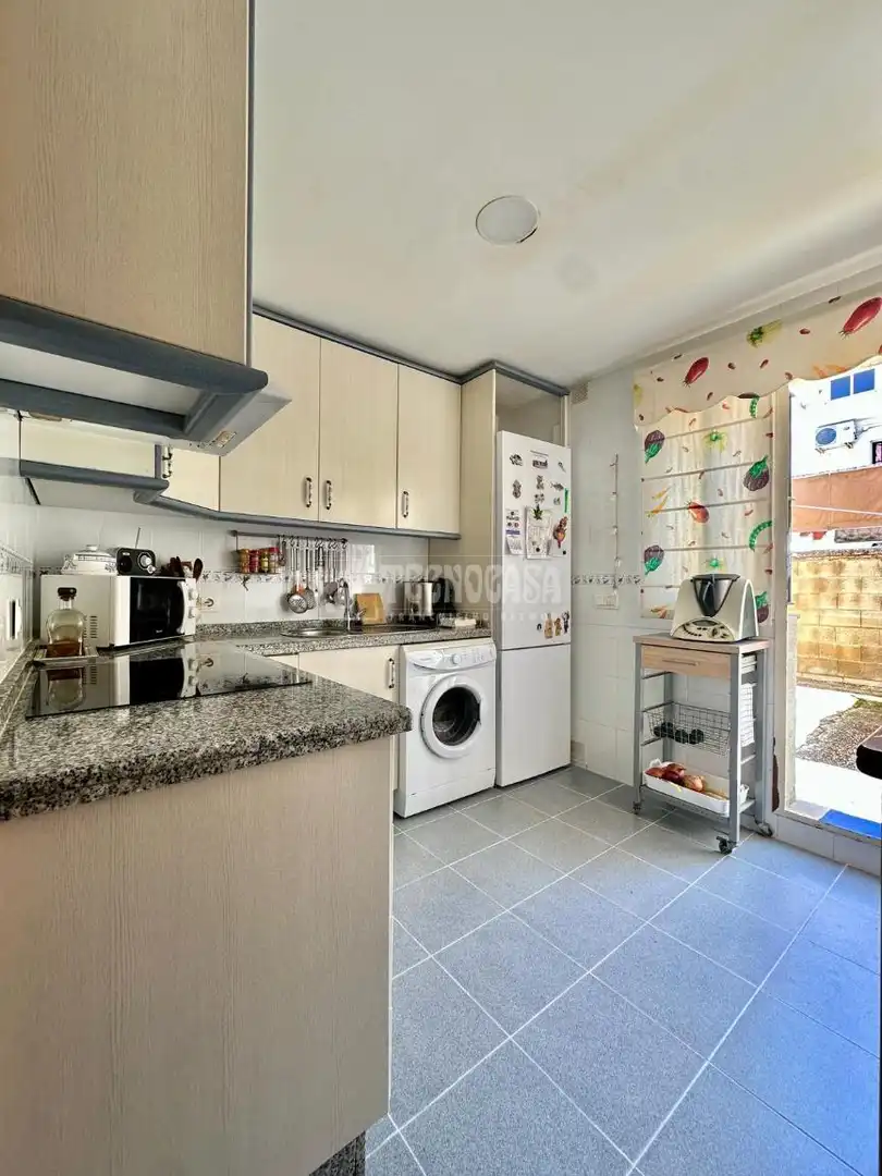 Cuina de Casa o xalet en venda en Jerez de la Frontera amb Aire condicionat, Jardí privat i Terrassa