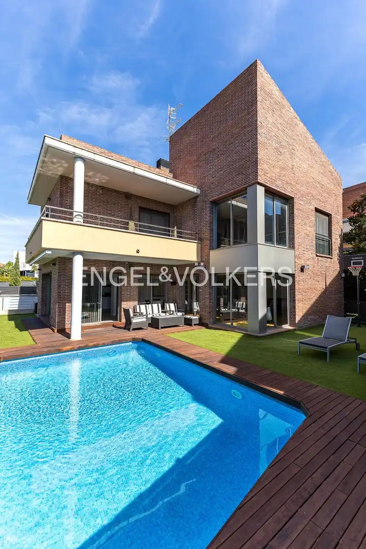 Casa amb piscina en venda a Centre Vila