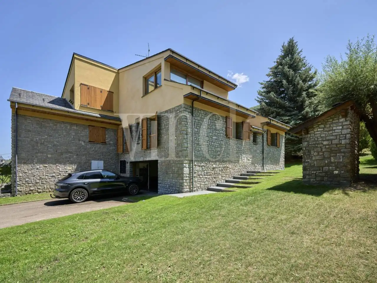 Garden of Houses for sale in Alp  with Heating and Parquet flooring