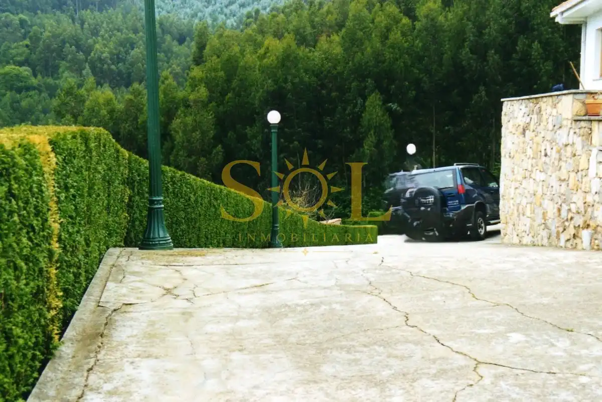 Aparcament de Casa o xalet en venda en Pravia amb Calefacció i Jardí privat