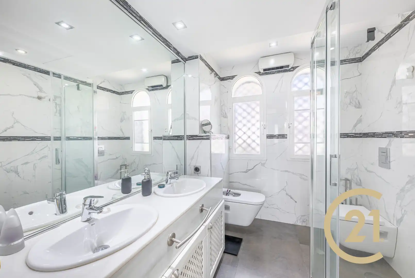 Baño de Casa adosada en venta en Marbella con Aire acondicionado, Terraza y Piscina comunitaria