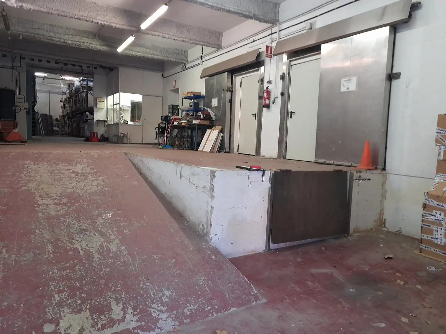 Fabrikhallen zum Verkauf in Terrassa mit Heizung