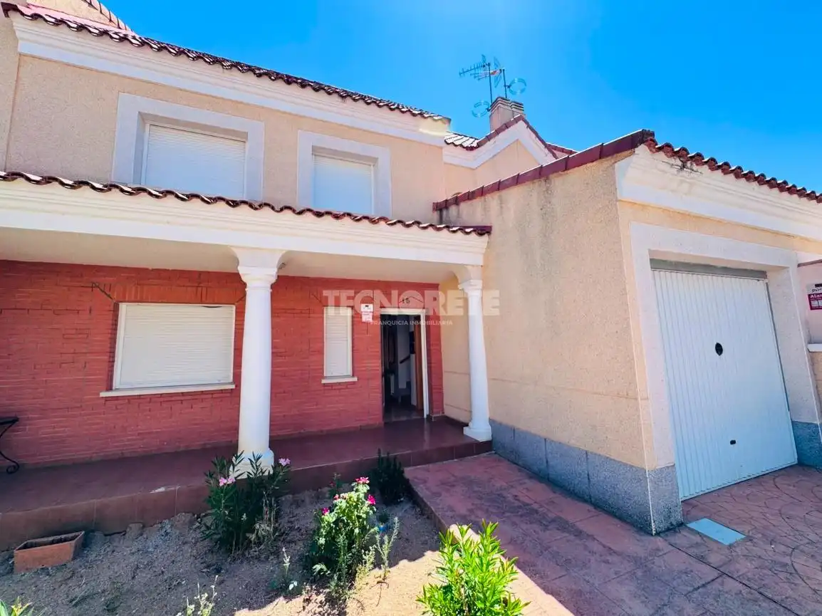 Vista exterior de Casa adosada en venda en Albarreal de Tajo amb Aire condicionat, Jardí privat i Terrassa