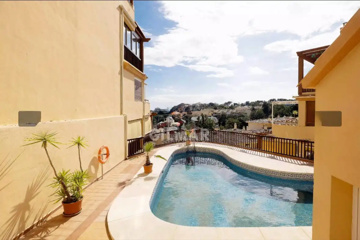 Piscina de Ático de alquiler en Benalmádena con Aire acondicionado, Terraza y Balcón