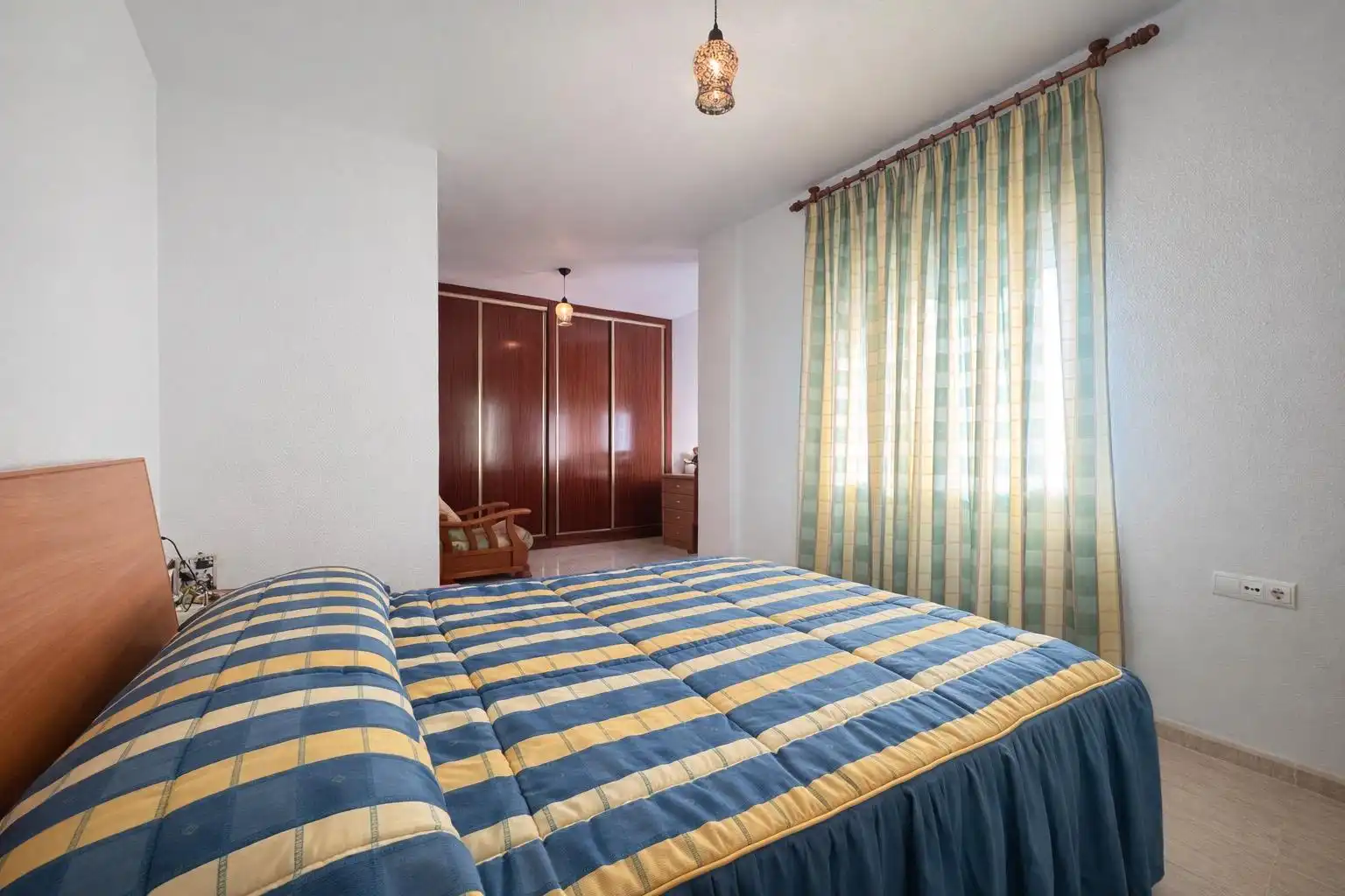 Schlafzimmer von Dachboden zum Verkauf in Sorvilán mit Terrasse und Möbliert