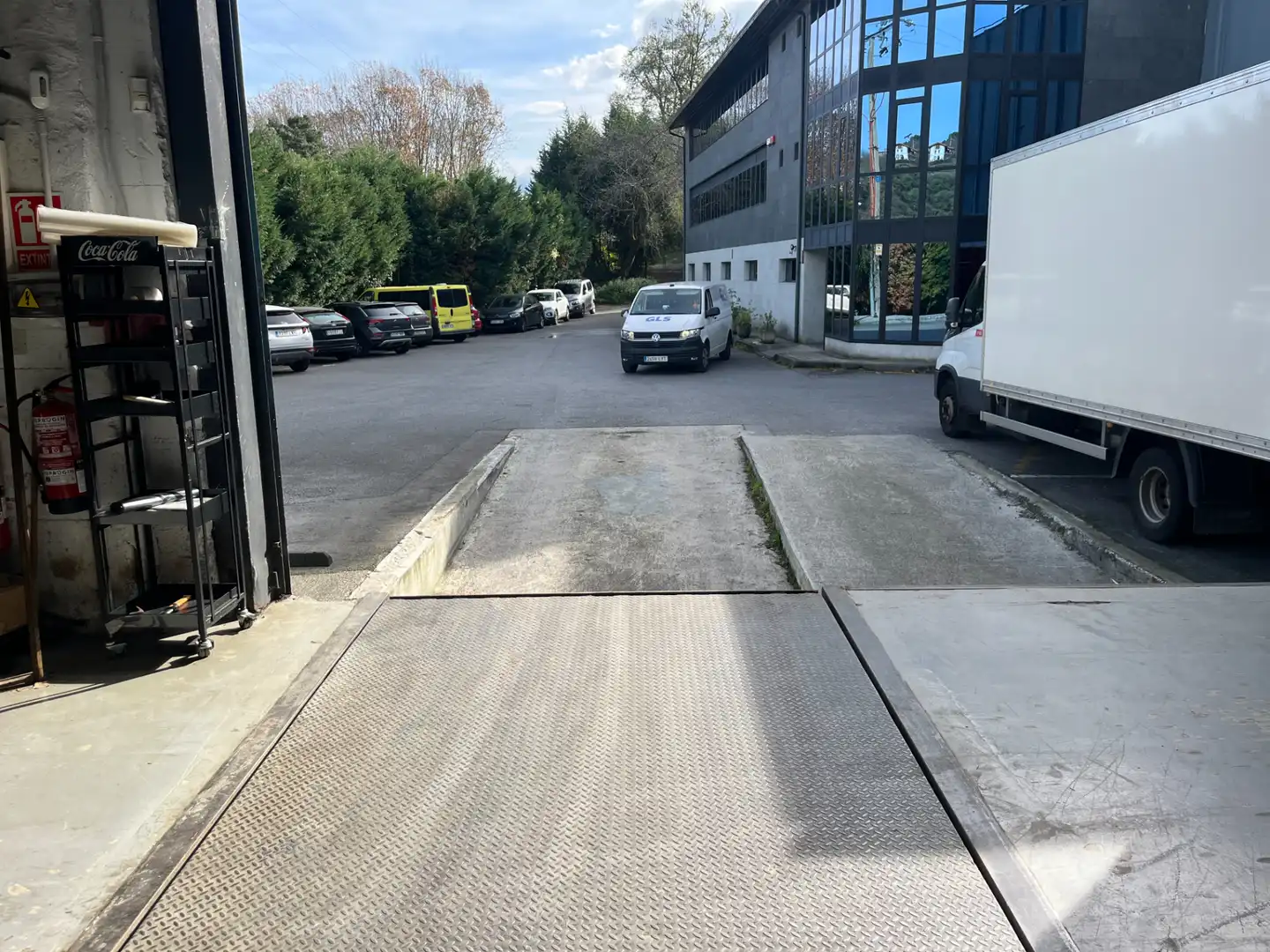 Parkplatz von Fabrikhallen zur Miete in Arrankudiaga / Zollo mit Heizung und Alarm
