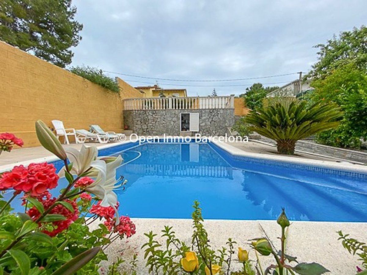 Swimming pool of House or chalet for sale in Vilafranca del Penedès  with Air Conditioner, Heating and Private garden