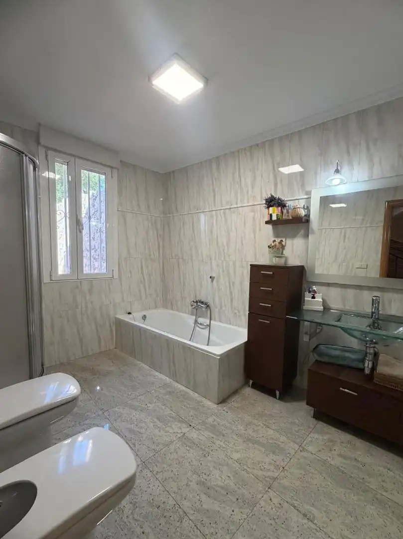 Bany de Casa o xalet en venda en Madrid amb Aire condicionat, Calefacció i Jardí privat