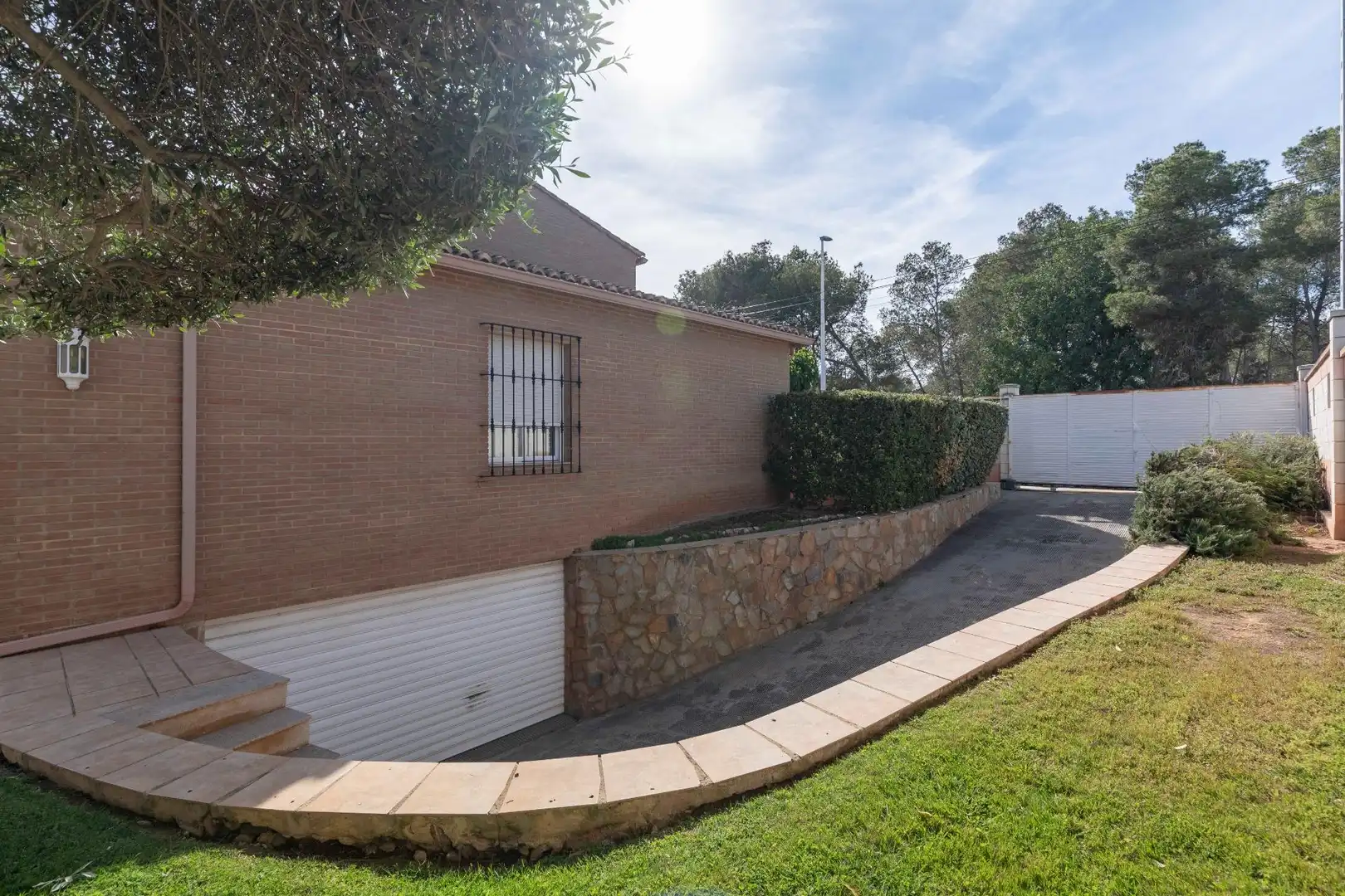 Vista exterior de Casa o chalet en venta en L'Eliana con Calefacción y Terraza