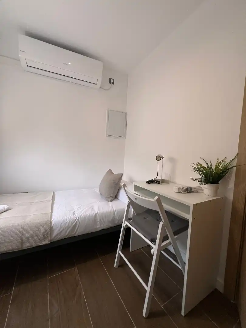Room in Pasaje Mármoles, 3, Perchel Norte