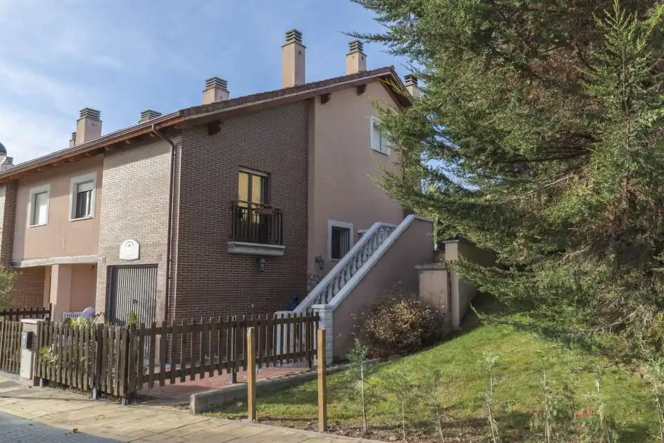 Vista exterior de Casa adosada en venda en Sojuela amb Calefacció