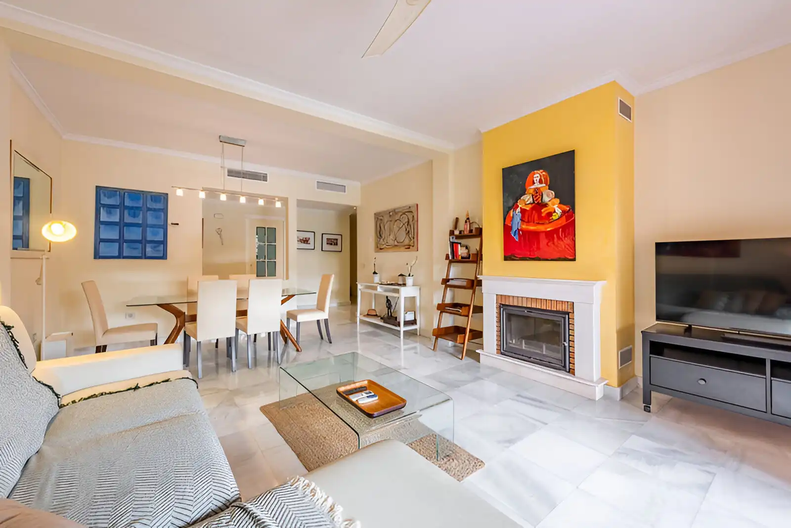 Wohnzimmer von Erdgeschoss zum Verkauf in Estepona mit Klimaanlage, Terrasse und Abstellraum