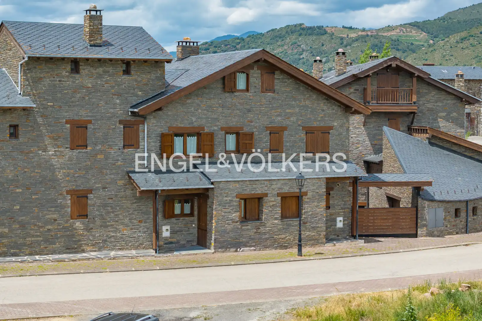 Vista exterior de Casa adosada en venda en Bellver de Cerdanya amb Calefacció, Parquet i Terrassa