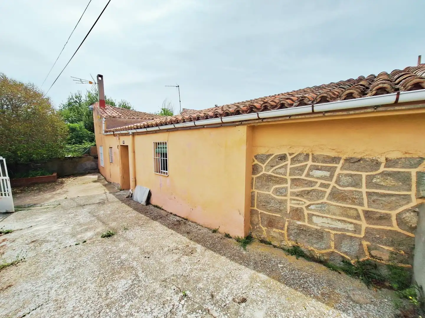 Vista exterior de Casa o chalet en venta en Ávila Capital con Calefacción, Terraza y Trastero