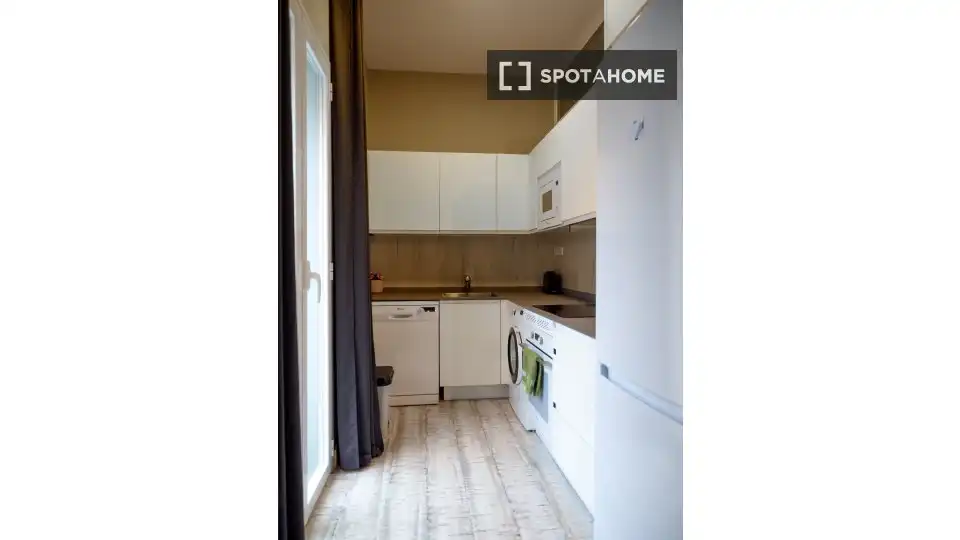 Cuina de Apartament per a compartir en Madrid amb Aire condicionat, Calefacció i Terrassa